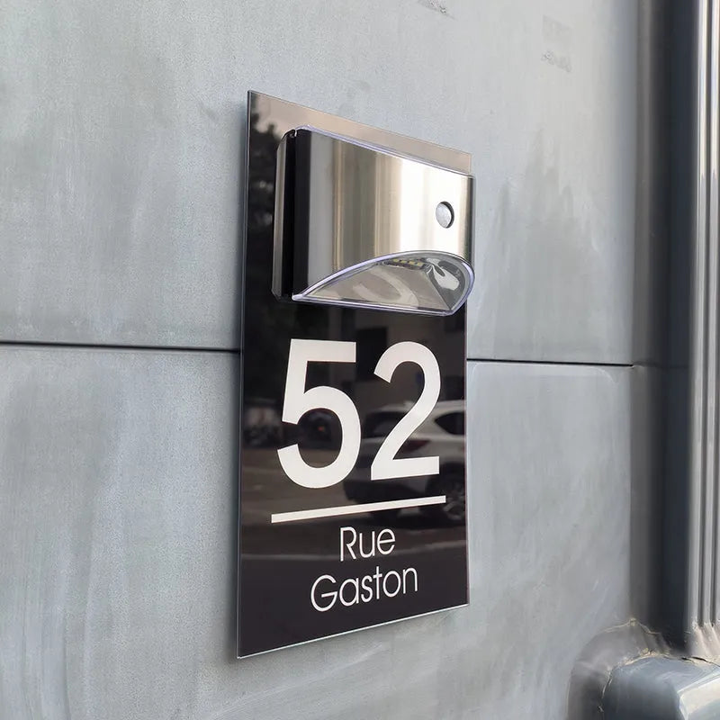 Personalized solar door plaque: elegance and visibility 
