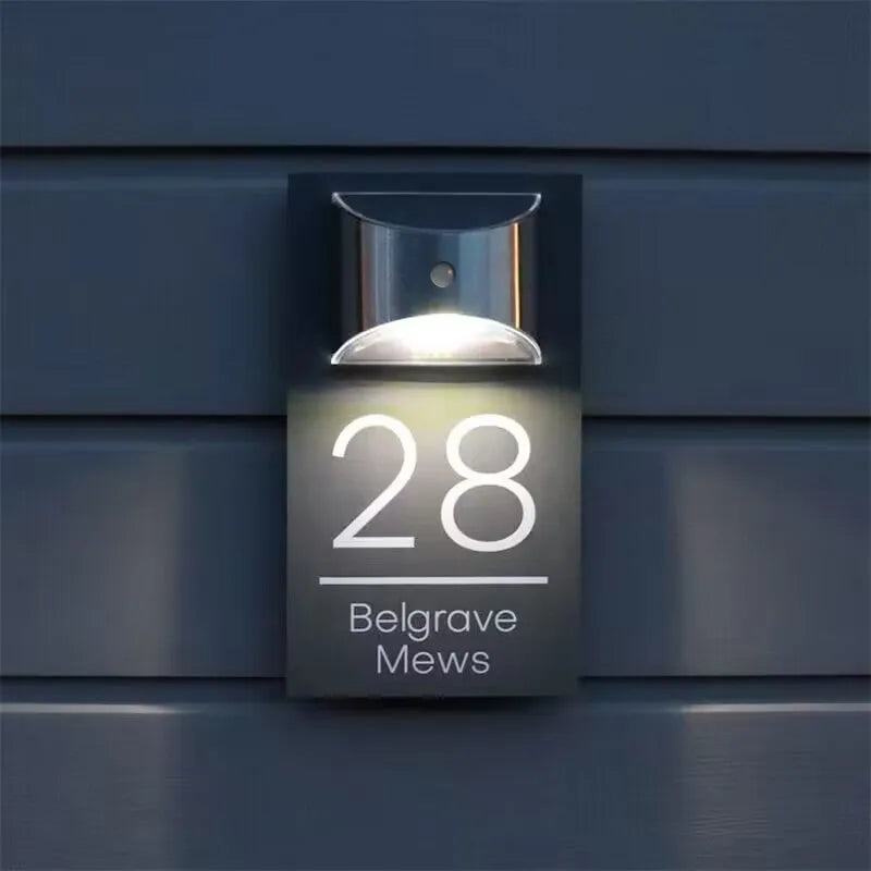 Personalized solar door plaque: elegance and visibility 